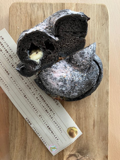 「17SURF BAGEL ブラックココアの塩バターみるく苺パウダー仕立て 一個」のクチコミ画像 by こつめかわうそさん