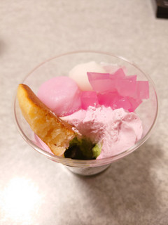 「セブン-イレブン 桜と宇治抹茶のパフェ」のクチコミ画像 by しろねこエリーさん