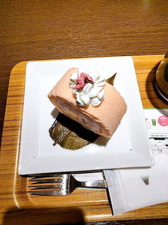 「nana’s green tea 桜もちロールケーキ」のクチコミ画像 by レビュアーさん