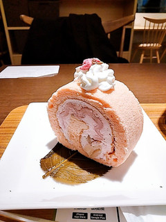 「nana’s green tea 桜もちロールケーキ」のクチコミ画像 by べべべさん