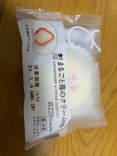 「ローソン Uchi Cafe’ まるごと苺のクリーム大福」のクチコミ画像 by tmnさん