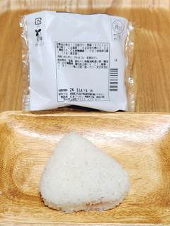 「ローソン 秋田県産米サキホコレ使用 紅鮭ほぐし」のクチコミ画像 by みにぃ321321さん