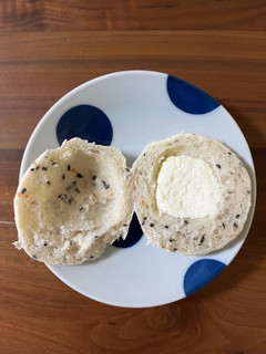 「セブン＆アイ セブンプレミアム ごまとチーズクリームのパン 3個」のクチコミ画像 by ピンクのぷーさんさん