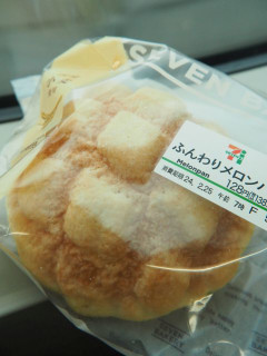 「セブン-イレブン ふんわりメロンパン 袋1個」のクチコミ画像 by taktak99さん