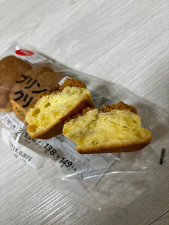 「セブン＆アイ セブンプレミアム プリンみたいな クリームパン 3個」のクチコミ画像 by ぷらりねさん