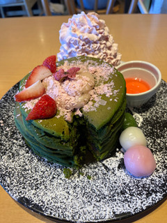 「Eggs’n Things 桜抹茶パンケーキ」のクチコミ画像 by ピンクのぷーさんさん