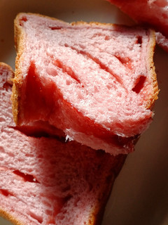 「セブン＆アイ セブンプレミアム いちご食パン 2枚」のクチコミ画像 by 冬生まれ暑がりさん