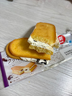 「ファミリーマート 香ばしクッキーサンド レーズン＆クリーム 1個」のクチコミ画像 by ぷらりねさん