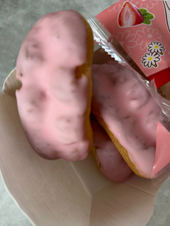 「モンテール 小さな洋菓子店 甘酸っぱい苺のプチエクレア 5個」のクチコミ画像 by ともみ311さん