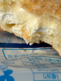 「神戸屋 ふわふわホイップのメロンパン レアチーズ 袋1個」のクチコミ画像 by ともみ311さん