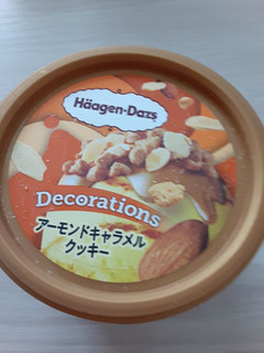 「ハーゲンダッツ ミニカップ Decorations アーモンドキャラメルクッキー カップ88ml」のクチコミ画像 by もこもこもっちさん