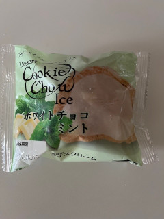「シャトレーゼ DESSERTクッキーシューアイス ホワイトチョコミント 1個」のクチコミ画像 by chan-manaさん