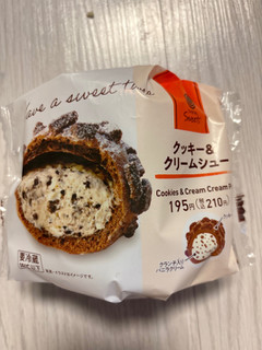 「ファミリーマート クッキー＆クリームシュー」のクチコミ画像 by ぷらりねさん