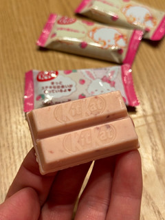 「ネスレ キットカット サンリオキャラクターズ いちごミルク味 袋10枚」のクチコミ画像 by 芋っさんさん