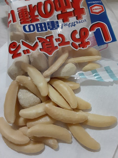 「亀田製菓 しおで食べる亀田の柿の種はなぜうまい 袋70g」のクチコミ画像 by もこもこもっちさん