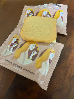 「ケイシイシイ クラシックチーズサンド スモークチーズ＆カマンベール 10枚」のクチコミ画像 by ピンクのぷーさんさん