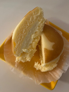 「ヤマザキ 北海道チーズ蒸しケーキサンド レモンチーズクリーム入り」のクチコミ画像 by chan-manaさん