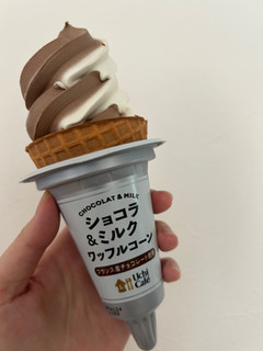 「ローソン Uchi Cafe’ ショコラ＆ミルクワッフルコーン 180ml」のクチコミ画像 by NAOYさん