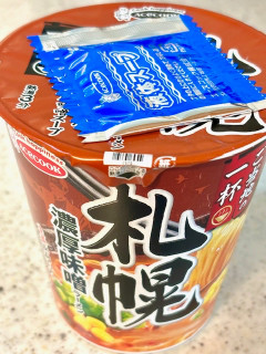 「エースコック ご当地の一杯 札幌 濃厚味噌ラーメン 64g」のクチコミ画像 by めりけんさん
