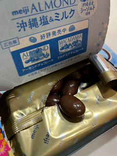 「明治 アーモンドチョコレート 沖縄塩＆ミルク 箱63g」のクチコミ画像 by NAOYさん