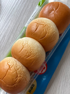 「ヤマザキ 薄皮 チーズカスタード クリームパン 袋4個」のクチコミ画像 by ぷらりねさん