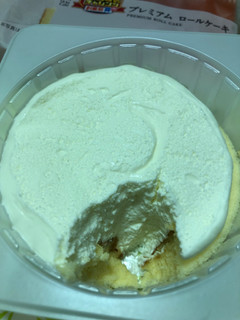 「ローソン Uchi Cafe’ 盛りすぎ！ プレミアムロールケーキ」のクチコミ画像 by パン大好きさん