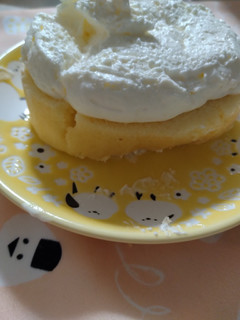 「ローソン Uchi Cafe’ 盛りすぎ！ プレミアムロールケーキ」のクチコミ画像 by ぴのこっここさん