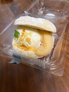 「レッサーパンヤ 桃コンフィチュールとクリームチーズサンドベーグル」のクチコミ画像 by ピンクのぷーさんさん