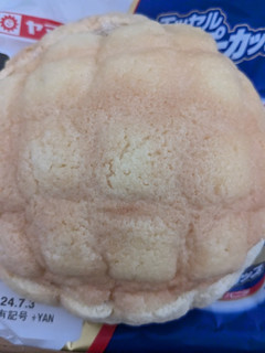 「ヤマザキ 大きなメロンパン エッセルスーパーカップ超バニラ風味 袋1個」のクチコミ画像 by ゅぃぽんさん