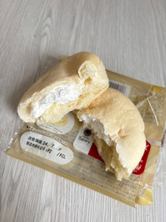 「ファミリーマート ファミマルBakery たっぷりレアチーズクリームパン」のクチコミ画像 by ぷらりねさん