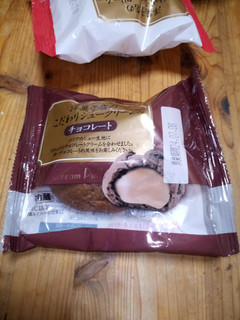 「サンラヴィアン 洋菓子店のこだわりシュークリーム チョコレート 袋1個」のクチコミ画像 by mocraさん