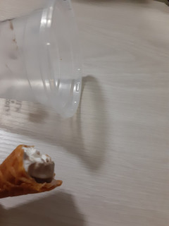 「ローソン Uchi Cafe’ ショコラ＆ミルクワッフルコーン 180ml」のクチコミ画像 by もこもこもっちさん