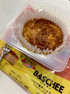 「ローソン Uchi Cafe’ バスチー バスク風チーズケーキ」のクチコミ画像 by NAOYさん