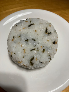 「イニシオフーズ 三陸産わかめ使用 わかめごはんおにぎり」のクチコミ画像 by くりくりたるとさん