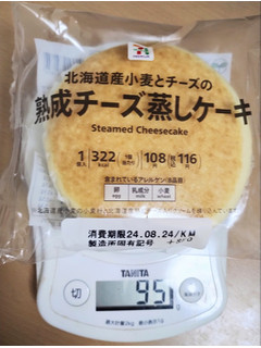 「セブン＆アイ セブンプレミアム 北海道産小麦とチーズの熟成チーズ 蒸しケーキ」のクチコミ画像 by たくすけさん