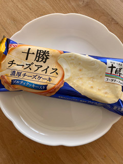 「明治 十勝チーズアイス 濃厚チーズケーキ 袋84ml」のクチコミ画像 by りりりんりんさん