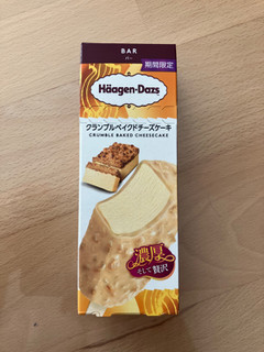 「ハーゲンダッツ バー クランブルベイクドチーズケーキ 箱80ml」のクチコミ画像 by こつめかわうそさん