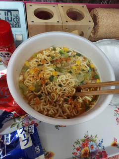 「サンヨー食品 サッポロ一番 みそラーメン どんぶり カップ75g」のクチコミ画像 by ハムちゃんハムジさん