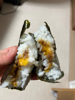 「ファミリーマート ファミマルKITCHEN ぼんご監修 手巻 肉そぼろ 卵黄ソース」のクチコミ画像 by 甘味かんみさん