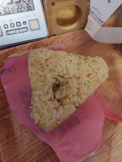 「ローソン おにぎり屋 大きなおにぎり チャーハン」のクチコミ画像 by ハムちゃんハムジさん