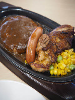 「ガスト 鉄板ハンバーグミックスグリル」のクチコミ画像 by taktak99さん