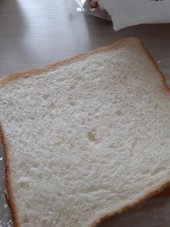 「日糧 絹艶 やわらかサンド たっぷり北海道練乳 クリーム 袋1個」のクチコミ画像 by もこもこもっちさん