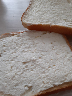 「日糧 絹艶 やわらかサンド たっぷり北海道練乳 クリーム 袋1個」のクチコミ画像 by もこもこもっちさん