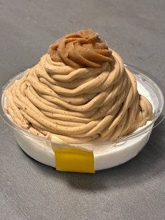 「セブン-イレブン イタリア栗のモンブラン 8層仕立て」のクチコミ画像 by chickyさん