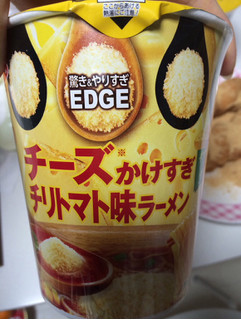 「エースコック EDGE チーズかけすぎチリトマト味ラーメン カップ75g」のクチコミ画像 by m a iさん