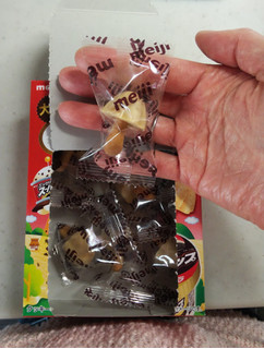「明治 大粒きのこの山 エッセル スーパーカップクッキーバニラ 箱46g」のクチコミ画像 by レビュアーさん