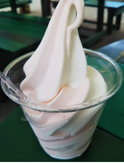 「すずらんハウス すずらん牛乳 ソフトクリーム 白桃ミックス」のクチコミ画像 by レビュアーさん