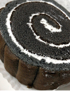 「ファミリーマート ファミマ・ベーカリー キタサンブラックのロールケーキ」のクチコミ画像 by るぅさんPさん