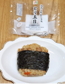 「セブン-イレブン 直巻おむすび 鶏肉と野菜の旨味とり五目」のクチコミ画像 by みにぃ321321さん