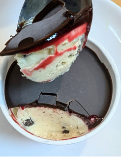 「ハーゲンダッツ ミニカップ SPOON CRUSH あふれるベリー クッキー＆クリーム カップ82ml」のクチコミ画像 by はるなつひさん